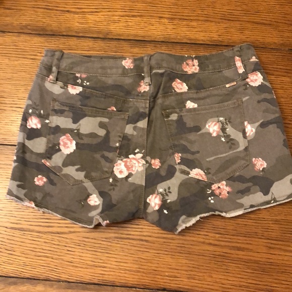 YMI Love jeans SHORTS juniors size 9 Camo floral mid rise NWT - Picture 6 of 10